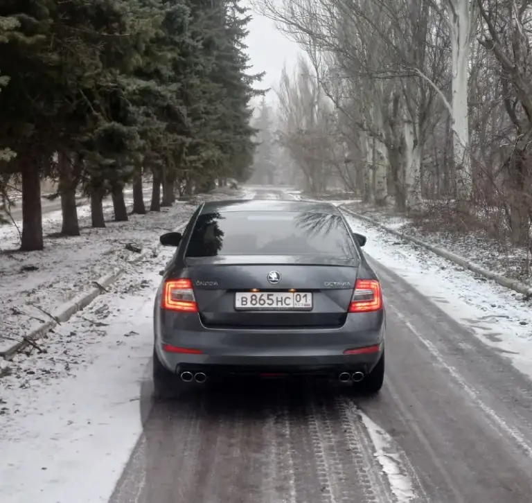 Skoda octavia a7 лифтбек автомобиль 2013 года выпуска. Пробег 196 000 километров. Двигатель 1.8 tsi (180 лс). Коробка передач роботизированая (dq200). В данном сочетании авто очень хорошо едет и имеет приятный расход топлива. Автомобиль в отличном техническом состоянии, обслужено всё, что необходимо. Из ключевого что делалось, это замена сцепления и мехатроника на 180.000км. Помпа стоит новая, усиленная. Заменил пластиковый поддон двс на алюминевый и крышку фильтра, что дало снижение температуры масла и отсутвие риска деформации пластиковых элементов. В целом, на текущий момент в автомобиле делать ничего не нужно. По кузову автомобиль полностью в родном окрасе, ни одного крашеного элемента или намека на коррозию. По комплектации, есть климат-контроль, подогревы сидений, датчик дождя, датчик света, четыре эсп, круиз-контроль, электроскладывание и обогрев боковых зеркал. Стоит новая зимняя резина на оригинальных литых дисках. Птс оригинал, я собственник. Стоимость - 1 550
📞 Звоните: +7(949)7387434 - фотография - 7