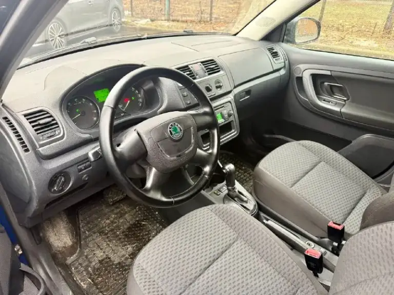 💶 Цена:690.000
📮 Город:донецк
🚘 Марка / модель:skoda fabia 2(рестайлинг)
📅 Год выпуска:2011
📊 Пробег:200000км
⛽ Двигатель (тип, объем, ):бензин 1.6
🔧 Тип кпп:автомат
📝 Описание:техосмотр пройден. Два ключа. Оригинальный птс. Кондиционер работает. Новая зимняя резина. Готовы на любые проверки. Полностью обслужена. Переоформление без проблем. Возможна продажа в кредит.
☎ Контактный телефон:+79495001160 - фотография - 7