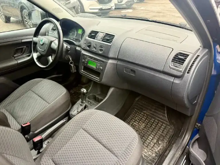 💶 Цена:690.000
📮 Город:донецк
🚘 Марка / модель:skoda fabia 2(рестайлинг)
📅 Год выпуска:2011
📊 Пробег:200000км
⛽ Двигатель (тип, объем, ):бензин 1.6
🔧 Тип кпп:автомат
📝 Описание:техосмотр пройден. Два ключа. Оригинальный птс. Кондиционер работает. Новая зимняя резина. Готовы на любые проверки. Полностью обслужена. Переоформление без проблем. Возможна продажа в кредит.
☎ Контактный телефон:+79495001160 - фотография - 8