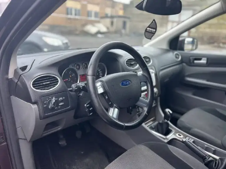 Продам ford фокус 2008 года выпуска мотор 1.8 125 лс пробег 140000 2 хозяин птс оригинал комплектация максимальная chia климат контроль двух зонный круиз контроль подогревы сидений обогрев лобового заднего стекол, и зеркал датчик дождя и света 4 эсп abs esp сигнализация автозапуском на зимней резине и титановых дисках кузов и салон в достойном состоянии все расходники заменил 1000км назад цена 575к торг тел +79493691587 +79495914279 telegram
📞 Звоните: +7(949)3691587 - фотография - 4