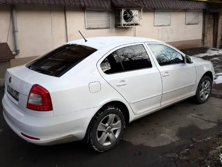 Продам личный автомобиль skoda octavia a5 1.8 tsi на классическом японском автомате aisin (не дсг)

Полностью обслуженный авто, вопросов и нареканий нет
Не чипованый, экология на месте
Пригонялся с чехии

Максимальная комплектация
С адаптивными ксенон фарами, мультирулем, круиз контролем, климат контролем, подогревом всех сидений, окон, огромный багажник, подвеска с пакетом плохих дорог (выше клиренс)

217 Родного пробега
Едет очень бодро, коробка переключает передачи отлично, пинков и прочего нет

Машину обслуживал всегда вовремя и денег на комплектующие не жалел
Менял масло летом каждые 5к, зимой 6
Двигатель масло не ест, нет никаких течей, абсолютно сухо под капотом

16 Колеса с дисками зима (шипы) и лето.

950 Тысяч, торг
+79787051015 - фотография - 3