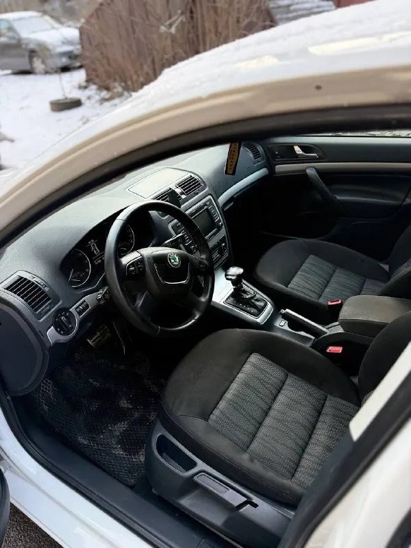 Продам личный автомобиль skoda octavia a5 1.8 tsi на классическом японском автомате aisin (не дсг)

Полностью обслуженный авто, вопросов и нареканий нет
Не чипованый, экология на месте
Пригонялся с чехии

Максимальная комплектация
С адаптивными ксенон фарами, мультирулем, круиз контролем, климат контролем, подогревом всех сидений, окон, огромный багажник, подвеска с пакетом плохих дорог (выше клиренс)

217 Родного пробега
Едет очень бодро, коробка переключает передачи отлично, пинков и прочего нет

Машину обслуживал всегда вовремя и денег на комплектующие не жалел
Менял масло летом каждые 5к, зимой 6
Двигатель масло не ест, нет никаких течей, абсолютно сухо под капотом

16 Колеса с дисками зима (шипы) и лето.

950 Тысяч, торг
+79787051015 - фотография - 6