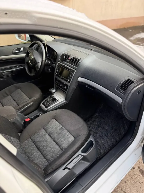 Продам личный автомобиль skoda octavia a5 1.8 tsi на классическом японском автомате aisin (не дсг)

Полностью обслуженный авто, вопросов и нареканий нет
Не чипованый, экология на месте
Пригонялся с чехии

Максимальная комплектация
С адаптивными ксенон фарами, мультирулем, круиз контролем, климат контролем, подогревом всех сидений, окон, огромный багажник, подвеска с пакетом плохих дорог (выше клиренс)

217 Родного пробега
Едет очень бодро, коробка переключает передачи отлично, пинков и прочего нет

Машину обслуживал всегда вовремя и денег на комплектующие не жалел
Менял масло летом каждые 5к, зимой 6
Двигатель масло не ест, нет никаких течей, абсолютно сухо под капотом

16 Колеса с дисками зима (шипы) и лето.

950 Тысяч, торг
+79787051015 - фотография - 8