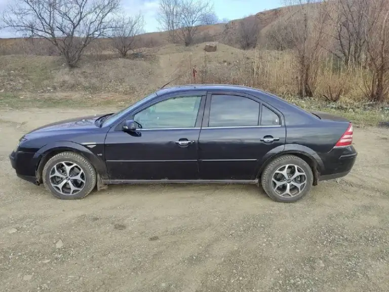 Продаже имеется ford mondeo 3, 2003 года выпуска, мотор 2.5 6 цилиндровый 170 л. С, автоматическая коробка передач, по мотору и акпп без вопросов, комплектация chia, полный электро пакет, климат контроль, подогрев лобового стекла, электро регулировка зеркал, подогрев передних сидений, электро регулировка передних сидений, пробег по одометру 335000 тысяч км, машина в не плохом состоянии едет хорошо, дыр нет вообще, резина зима в хорошем состоянии, по документам полный порядок, птс стс дкп все имеется, находится в нижней крынке 400000₽ +79497205355 - фотография - 3