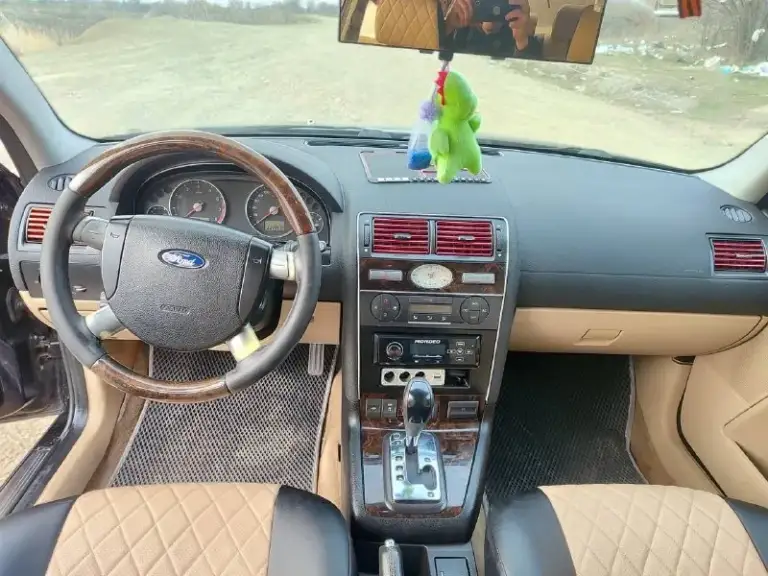 Продаже имеется ford mondeo 3, 2003 года выпуска, мотор 2.5 6 цилиндровый 170 л. С, автоматическая коробка передач, по мотору и акпп без вопросов, комплектация chia, полный электро пакет, климат контроль, подогрев лобового стекла, электро регулировка зеркал, подогрев передних сидений, электро регулировка передних сидений, пробег по одометру 335000 тысяч км, машина в не плохом состоянии едет хорошо, дыр нет вообще, резина зима в хорошем состоянии, по документам полный порядок, птс стс дкп все имеется, находится в нижней крынке 400000₽ +79497205355 - фотография - 5