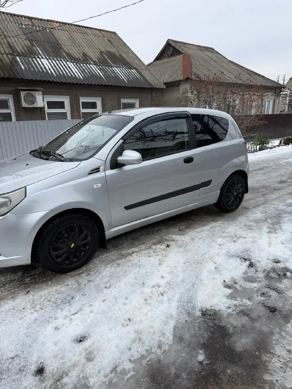 Продам chevrolet авео 2008г,3дв хетчбек двигатель 1.5,пробег 201000км, кпп механика. Авто с салона в одних руках, есть вся история обслуживания авто. Машина не гнилая, пороги и днище в отличном состоянии, красился предний бампер и правое передние крыло, остальные детали в родной краске.
На 197тыс была замена масла в двс, рулевая рейка (новая), фильтра все включая топливный, тормозные диски и колодки, саленблоки подрамника, и еще по мелочи.
Комплектация:кондиционер, стеклоподъемники с доводчиком, абс, электрозеркала.
Цена 450.000 рублей
Вопросы по телефону +79495177632
📞 Звоните: +7(949)5177632 - фотография - 1