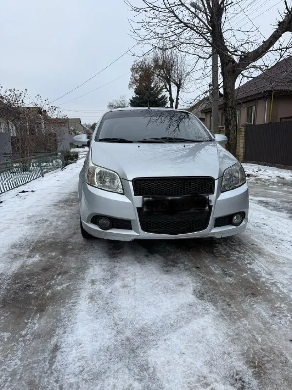 Продам chevrolet авео 2008г,3дв хетчбек двигатель 1.5,пробег 201000км, кпп механика. Авто с салона в одних руках, есть вся история обслуживания авто. Машина не гнилая, пороги и днище в отличном состоянии, красился предний бампер и правое передние крыло, остальные детали в родной краске.
На 197тыс была замена масла в двс, рулевая рейка (новая), фильтра все включая топливный, тормозные диски и колодки, саленблоки подрамника, и еще по мелочи.
Комплектация:кондиционер, стеклоподъемники с доводчиком, абс, электрозеркала.
Цена 450.000 рублей
Вопросы по телефону +79495177632
📞 Звоните: +7(949)5177632 - фотография - 2