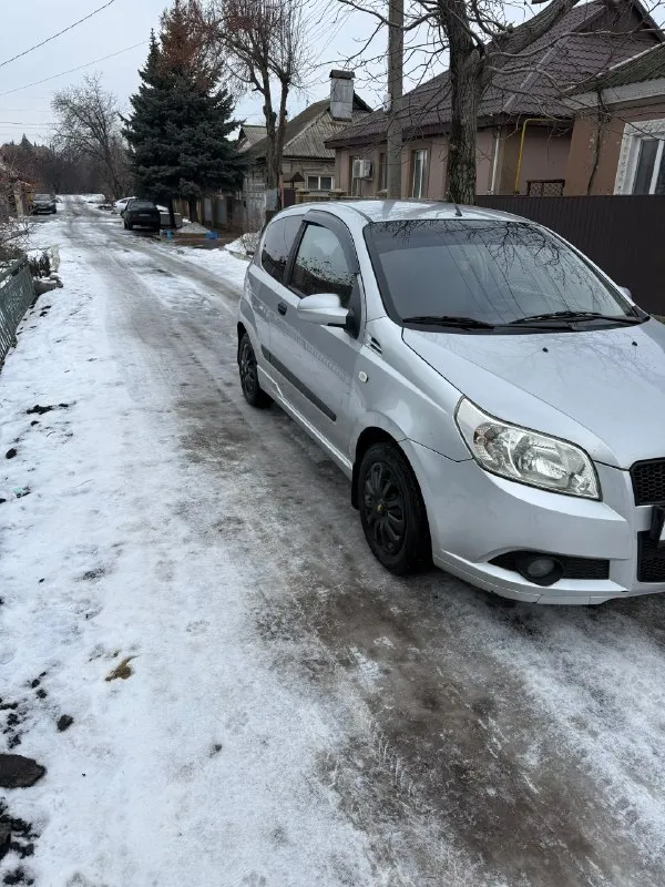 Продам chevrolet авео 2008г,3дв хетчбек двигатель 1.5,пробег 201000км, кпп механика. Авто с салона в одних руках, есть вся история обслуживания авто. Машина не гнилая, пороги и днище в отличном состоянии, красился предний бампер и правое передние крыло, остальные детали в родной краске.
На 197тыс была замена масла в двс, рулевая рейка (новая), фильтра все включая топливный, тормозные диски и колодки, саленблоки подрамника, и еще по мелочи.
Комплектация:кондиционер, стеклоподъемники с доводчиком, абс, электрозеркала.
Цена 450.000 рублей
Вопросы по телефону +79495177632
📞 Звоните: +7(949)5177632 - фотография - 3