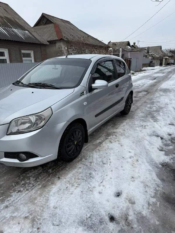 Продам chevrolet авео 2008г,3дв хетчбек двигатель 1.5,пробег 201000км, кпп механика. Авто с салона в одних руках, есть вся история обслуживания авто. Машина не гнилая, пороги и днище в отличном состоянии, красился предний бампер и правое передние крыло, остальные детали в родной краске.
На 197тыс была замена масла в двс, рулевая рейка (новая), фильтра все включая топливный, тормозные диски и колодки, саленблоки подрамника, и еще по мелочи.
Комплектация:кондиционер, стеклоподъемники с доводчиком, абс, электрозеркала.
Цена 450.000 рублей
Вопросы по телефону +79495177632
📞 Звоните: +7(949)5177632 - фотография - 4