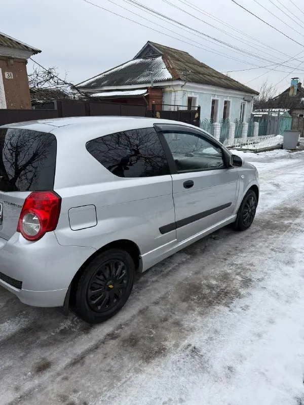 Продам chevrolet авео 2008г,3дв хетчбек двигатель 1.5,пробег 201000км, кпп механика. Авто с салона в одних руках, есть вся история обслуживания авто. Машина не гнилая, пороги и днище в отличном состоянии, красился предний бампер и правое передние крыло, остальные детали в родной краске.
На 197тыс была замена масла в двс, рулевая рейка (новая), фильтра все включая топливный, тормозные диски и колодки, саленблоки подрамника, и еще по мелочи.
Комплектация:кондиционер, стеклоподъемники с доводчиком, абс, электрозеркала.
Цена 450.000 рублей
Вопросы по телефону +79495177632
📞 Звоните: +7(949)5177632 - фотография - 6
