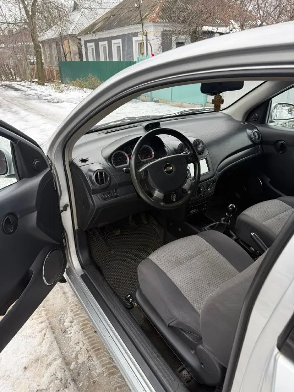 Продам chevrolet авео 2008г,3дв хетчбек двигатель 1.5,пробег 201000км, кпп механика. Авто с салона в одних руках, есть вся история обслуживания авто. Машина не гнилая, пороги и днище в отличном состоянии, красился предний бампер и правое передние крыло, остальные детали в родной краске.
На 197тыс была замена масла в двс, рулевая рейка (новая), фильтра все включая топливный, тормозные диски и колодки, саленблоки подрамника, и еще по мелочи.
Комплектация:кондиционер, стеклоподъемники с доводчиком, абс, электрозеркала.
Цена 450.000 рублей
Вопросы по телефону +79495177632
📞 Звоните: +7(949)5177632 - фотография - 7