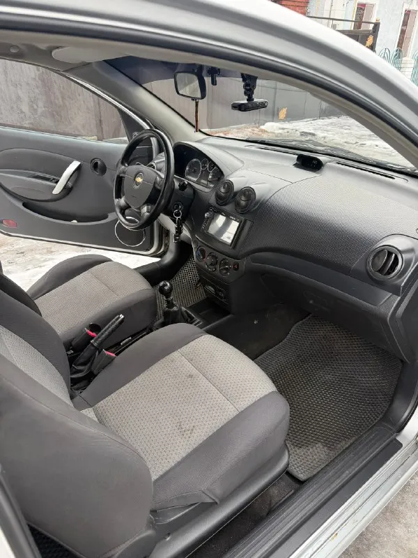 Продам chevrolet авео 2008г,3дв хетчбек двигатель 1.5,пробег 201000км, кпп механика. Авто с салона в одних руках, есть вся история обслуживания авто. Машина не гнилая, пороги и днище в отличном состоянии, красился предний бампер и правое передние крыло, остальные детали в родной краске.
На 197тыс была замена масла в двс, рулевая рейка (новая), фильтра все включая топливный, тормозные диски и колодки, саленблоки подрамника, и еще по мелочи.
Комплектация:кондиционер, стеклоподъемники с доводчиком, абс, электрозеркала.
Цена 450.000 рублей
Вопросы по телефону +79495177632
📞 Звоните: +7(949)5177632 - фотография - 8
