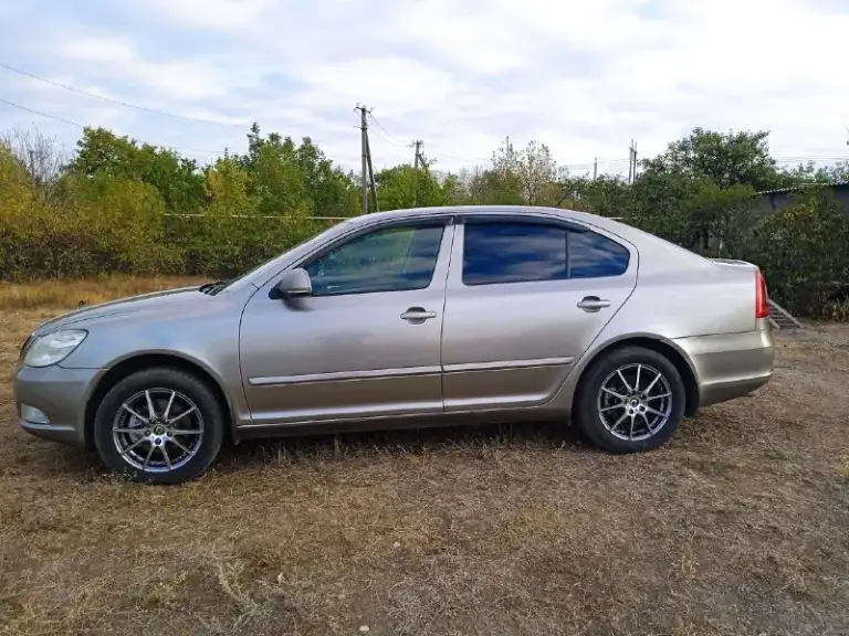 Продам skoda octavia a5 1.8 tsi 2010 года пробег - 248300 (родной пробег) коробка механика. Автомобиль в хорошем состояние. 2.000 назад было сделано то ( замена масла и фильтров, свечи) машина обслужена полностью. Комплектация: 4 эл. Стеклоподъемника, подогрев зеркал +заднего стекла, подогрев передних сидений, круиз контроль, мульти руль, стоит магнитола. Установлена сигнализация. 2 комплекта колес на титанах: лето r16 и зима r15. Машина стоит на местном учете. Интересующие вопросы по телефону: +7 949 381 27 85 цена: 1200 000 + торг у капота.
📞 Звоните: +7(949)3812785 - фотография - 4