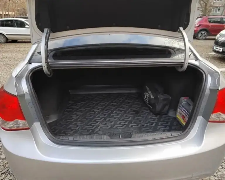 Chevrolet круз 2012г кузов в отличнейшем состоянии, в дтп не был, полностью в родном окрасе машина хозяйская, за всю историю всего 2 владельца, у последнего была более 11 лет оригинал птс оригинальный пробег 147тыс самый надежный двигатель 1.6 на механике работает тихо, не дымит, вложений не требует грм меняли на 110тыс, масло каждые 6-7 тысяч на отличной зимней шипованной резине цену вижу 850тыс звоните или пишете в телеграм +79494129599 донецк
📞 Звоните: +7(949)4129599 - фотография - 4