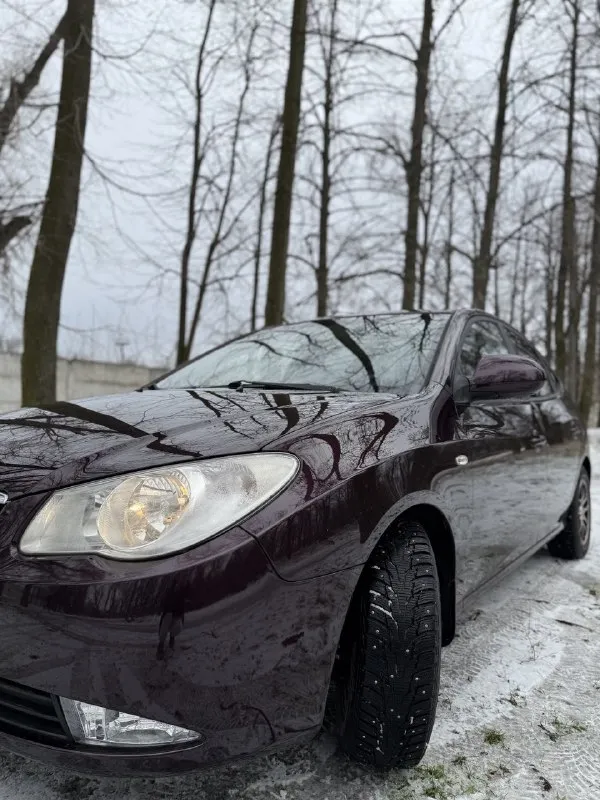 Продам hyundai elantra🔥
Год выпуска:2008🔥
Пробег, км:180.000(оригинал) 🔥
Модификация:1.6мт 🔥
Тип двигателя:бензин🔥
Коробка передач :механика 🔥
Привод:передний🔥
Тип кузова : седан🔥
Koмплeктaция: gls🔥
Цвет: фиолетовый🔥
Машина на полном ходу, не требует никаких вложений от слова совсем. Сделана полная полировка кузова. Установлена новая зимняя шипованная резина. Обслужена ходовая часть автомобиля.
Мотор в идеальном состоянии, не троит, не дымит, не имеет каких либо посторонних звуков.
Мкпп-в идеальном состоянии, все передачи включаются мягко, без хрустов, ничего не выбивает.
Ходовая-мягкая, ничего не стучит, не тарабанит, всё что нужно было - поменяно.
Салон в идеальном состоянии, без потертостей и каких-либо нюансов.
Так же имеется видео, по просьбе отправлю для более лучшего осмотра авто.
Готов к выезду в любой сервис по вашему желанию.
Многое могу не описать. При встречу всё расскажу и покажу.
Цена:599.999 тысяч
Возможен пригон по договоренности.
Возможен обмен.
Номер для связи: +79495752024 - фотография - 3