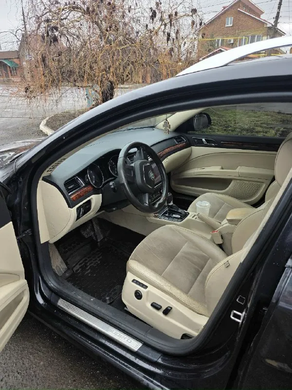 Продам skoda superb ( skoda суперб) 2011г пробег 166000 2.0л цена 1.550к я собственник, 3-й хозяин автомобиль в отличном состоянии сделано все, делал для себя. Ходовая часть вся в идеале, пересыпалась вся ходовка вплоть до каждого рычага, ничего не стучит и не бьёт, руль не ведёт. Тормозная система новая: колодки и диски заменены в круг 4к назад, ставил зимемрман. Двигатель без нареканий, масло не ест, не дымит, тянет отлично, масло менял каждые 5к км. Акпп dsg dq250 мокрая 6-ти ступка пинков нет, рывков тоже, работает отлично. Комплектация жирная: люк, панарама, красивейший бежевый салон, музыка премиум, магнитола тиайс. Оптика стоит новая светит отлично. Лобовое новое. По кузову рыжиков нет, я проводил обработку перед зимой : дно, пороги, арки, кобылки все обработано антикоррозией, дырок нет, ржавчины нет. Впридачу отдаю летнюю резину. Автомобилем занимался, вложено много сил денег и времени кому нужна машина что бы ей не заниматься и не влаживаться, подходящий вариант
📞 Звоните: +7(949)6375028 - фотография - 7