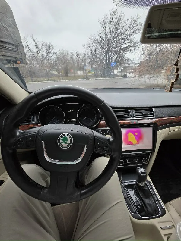 Продам skoda superb ( skoda суперб) 2011г пробег 166000 2.0л цена 1.550к я собственник, 3-й хозяин автомобиль в отличном состоянии сделано все, делал для себя. Ходовая часть вся в идеале, пересыпалась вся ходовка вплоть до каждого рычага, ничего не стучит и не бьёт, руль не ведёт. Тормозная система новая: колодки и диски заменены в круг 4к назад, ставил зимемрман. Двигатель без нареканий, масло не ест, не дымит, тянет отлично, масло менял каждые 5к км. Акпп dsg dq250 мокрая 6-ти ступка пинков нет, рывков тоже, работает отлично. Комплектация жирная: люк, панарама, красивейший бежевый салон, музыка премиум, магнитола тиайс. Оптика стоит новая светит отлично. Лобовое новое. По кузову рыжиков нет, я проводил обработку перед зимой : дно, пороги, арки, кобылки все обработано антикоррозией, дырок нет, ржавчины нет. Впридачу отдаю летнюю резину. Автомобилем занимался, вложено много сил денег и времени кому нужна машина что бы ей не заниматься и не влаживаться, подходящий вариант
📞 Звоните: +7(949)6375028 - фотография - 9
