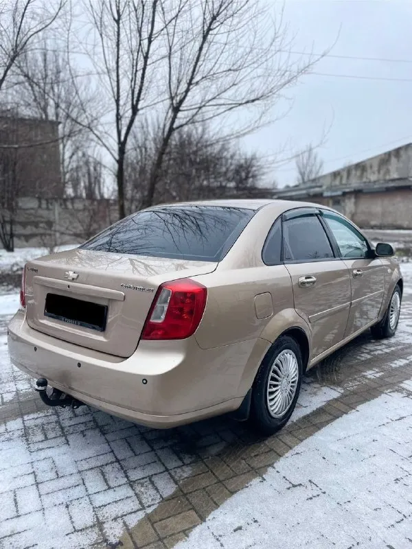 ⚡Продам chevrolet lacetti 2007г. В 1.6 ⚡
❗ Цена 445.000тыс. Руб (торг)❗

Продам простой неприхотливый и надёжный автомобиль с лучшим 1.6(109л. С) мотором в линейке(не путайте с 1.4) достаточно динамичный и резвый, на механической коробке передач. Автомобиль в хорошем состоянии, простой в ремонте, неприхотливый и надёжный при эксплуатации. Приятный расход бензина 8л. /100км. Никогда не подводил и не создавал проблем. За время эксплуатации не жалел средств и времени, обслуживал всегда вовремя.
Много чего поменял и сделал, автомобиль полностью обслужен. Двигатель в отличном состоянии не дымит, масло не кушает, работает ровно, (масла, фильтра, жидкости, помпа, грм, ролики заменены 8тыс. Км назад) коробка 5-ти ступка не выбивает, все передачи включаются нормально, дно в идеальном состоянии по порогам есть небольшие косяки не критично, на это будет торг. Кузов без дтп, все стекла родные.

Цена 💰445тыс. Руб торг
Осмотр:г. Макеевка
+79493630433 - фотография - 4