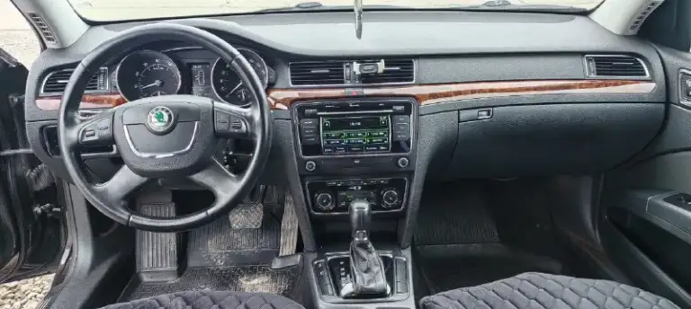 Продаю автомобиль skoda superb 2012 года.
Без дтп ✅
Два владельца ✅ птс оригинал.
Мотор 1,8 полноценный автомат ✅
Пробег 172000 ✅ два комплекта ключей.
Два комплекта колёс зима-лето.
Юридически чист.
Продажа с полным переоформлением. Вложений ни каких не требует автомобиль полностью обслужен. По кузову как на фото. Цвет коричневый, очень красивый. Комплектация круиз-контроль, климат-контроль двухзонный, подогрев всех сидений, электро-сидений с памятью. Мульти-руль.
Датчик дождя, датчик света регулировка зеркал подогрев зеркал. Партроник. Стабилизация анти-занос. Осмотр г. Донецк звонить по номеру телефона если нет связи пишите в телеграмм +79490881846. Цена 1,100000 цена из-за срочности, - фотография - 7