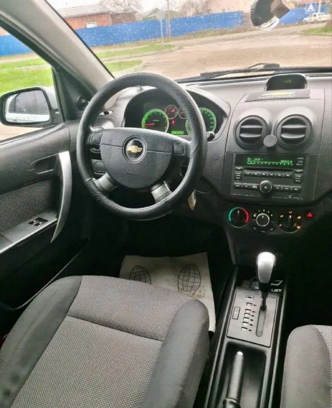 Срочно очень срочно
Авео 2008г. Автомат.
Цена 430.тыс. Руб.
Торг у капота.
Авто в хорошем состоянии вложений не требует.
Мотор работают отлично не дымит не троит, тянет супер, коробка самый обычный автомат айсин. Переключает идеально без пеньков толчков рывков нет не чего. Ходовая в порядке. Кузов без гнили и ржавчины, но мелкие какие-то сколы царапинки конечно есть. Не чего критичного.
Салон в хорошем состоянии. Кондиционер работает, печка греет, эл. Теклоподьемники, гур, подушки безопасности, сигнализация с автозапуском, новая зимняя резина.2пары ключей, документы в полном порядке юредически чистая любое переоформление. Осмотр донецк.
+79493114199 - фотография - 5