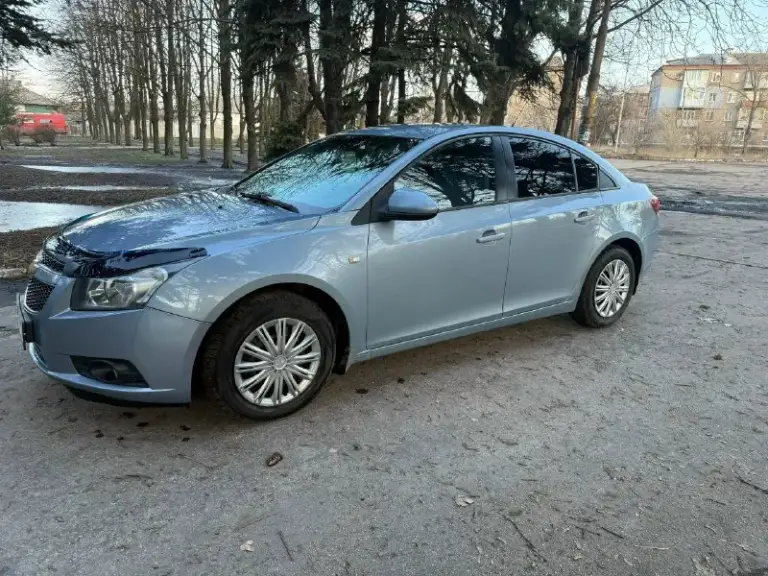 Продам chevrolet cruze мотор 1.6 акпп пробег 185 тыс. Подтвержден автотекой и состоянием автомобиля. Кузов в родном окрасе! Без дтп. Гнили и ржавчины также нет. По технике все отлично. Мотор работает ровно, масло не кушает не дымит. 10 тыс назад заменен комплект грм вместе с помпой. В коробке свежее масло. Акпп не пинает переключает как положено. Ходовая сбитая. Работает каждая кнопочка, кондер заправлен. Богатая комплектация: 4 стеклоподъемника, мультируль, abs, esp, кондиционер итд. Два комплекта колес зима -лето. Автомобиль без вложений. Оформление любое. Цена 735 торг у капота тел +7 (949) 633-94-54
📞 Звоните: +7(949)6339454 - фотография - 5