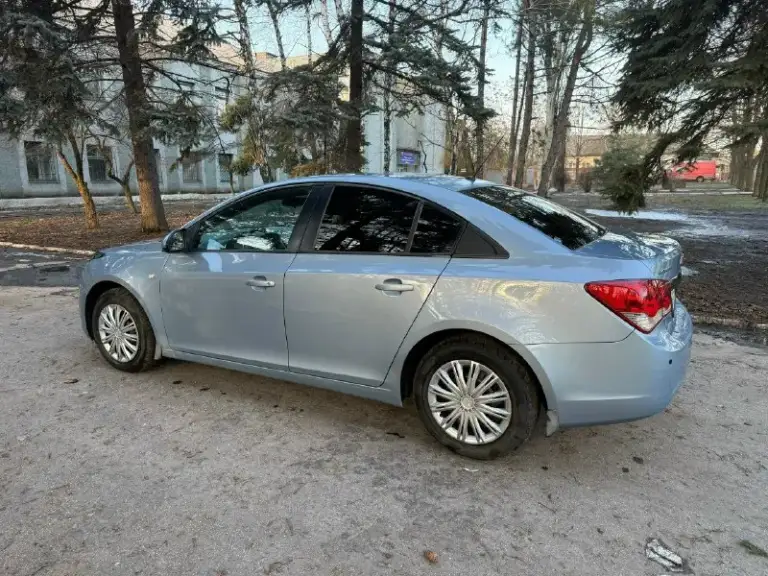 Продам chevrolet cruze мотор 1.6 акпп пробег 185 тыс. Подтвержден автотекой и состоянием автомобиля. Кузов в родном окрасе! Без дтп. Гнили и ржавчины также нет. По технике все отлично. Мотор работает ровно, масло не кушает не дымит. 10 тыс назад заменен комплект грм вместе с помпой. В коробке свежее масло. Акпп не пинает переключает как положено. Ходовая сбитая. Работает каждая кнопочка, кондер заправлен. Богатая комплектация: 4 стеклоподъемника, мультируль, abs, esp, кондиционер итд. Два комплекта колес зима -лето. Автомобиль без вложений. Оформление любое. Цена 735 торг у капота тел +7 (949) 633-94-54
📞 Звоните: +7(949)6339454 - фотография - 6