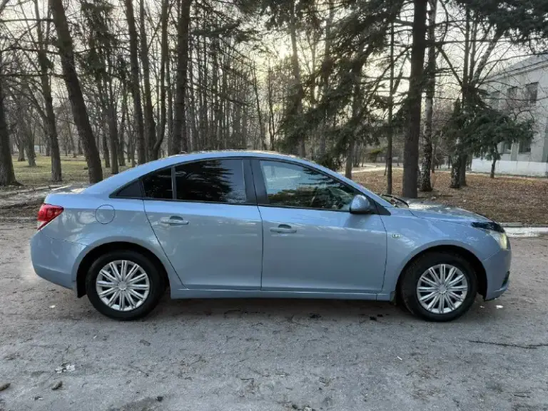 Продам chevrolet cruze мотор 1.6 акпп пробег 185 тыс. Подтвержден автотекой и состоянием автомобиля. Кузов в родном окрасе! Без дтп. Гнили и ржавчины также нет. По технике все отлично. Мотор работает ровно, масло не кушает не дымит. 10 тыс назад заменен комплект грм вместе с помпой. В коробке свежее масло. Акпп не пинает переключает как положено. Ходовая сбитая. Работает каждая кнопочка, кондер заправлен. Богатая комплектация: 4 стеклоподъемника, мультируль, abs, esp, кондиционер итд. Два комплекта колес зима -лето. Автомобиль без вложений. Оформление любое. Цена 735 торг у капота тел +7 (949) 633-94-54
📞 Звоните: +7(949)6339454 - фотография - 7