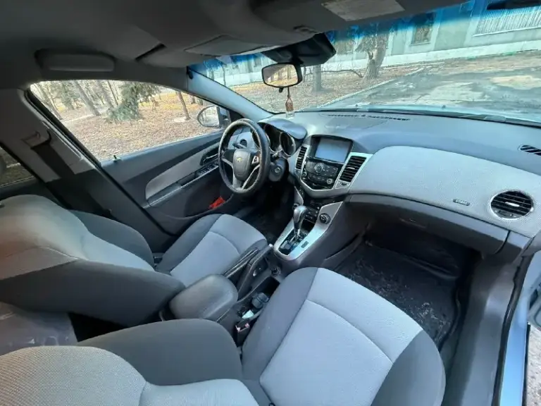 Продам chevrolet cruze мотор 1.6 акпп пробег 185 тыс. Подтвержден автотекой и состоянием автомобиля. Кузов в родном окрасе! Без дтп. Гнили и ржавчины также нет. По технике все отлично. Мотор работает ровно, масло не кушает не дымит. 10 тыс назад заменен комплект грм вместе с помпой. В коробке свежее масло. Акпп не пинает переключает как положено. Ходовая сбитая. Работает каждая кнопочка, кондер заправлен. Богатая комплектация: 4 стеклоподъемника, мультируль, abs, esp, кондиционер итд. Два комплекта колес зима -лето. Автомобиль без вложений. Оформление любое. Цена 735 торг у капота тел +7 (949) 633-94-54
📞 Звоните: +7(949)6339454 - фотография - 9