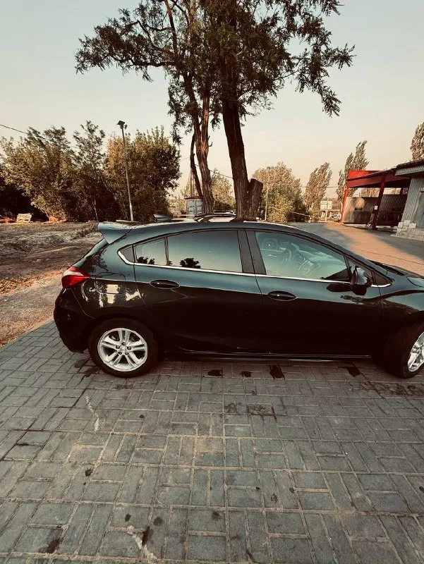 ✅Автомобиль: chevrolet cruze j400 ✅год: 2017 ✅пробег: 190 тыс. Км ✅объем: 1.4 t ✅цена: 1 100 000 руб. Торг ✅телефон: +79493146127 авто в отличном техническом состоянии - сел и поехал. На 180000км. Был заменен двигатель на новый! ( не восстановленный б\у). Двигатель прошел обкатку и пробег на нем менее 10000км. По лкп есть сколы/царапины. Красился перед. По ходовой все отлично, заменены тормозные диски/колодки, передние рычаги, рулевые наконечники. В авто установлены качественные линзы с led лампами, свет топ! Хорошая штатная мультимедия с carplay/андроидавто. Присутствуют кондиционер, парктроник, штатная камера заднего вида с динамическими линиями, датчик света, датчики давления в шинах, помощь при трогании в горку!черный потолок! Abs, tcs (отключаемая). Авто продается с зимней резиной и летней резиной.
📞 Звоните: +7(949)3146127 - фотография - 2