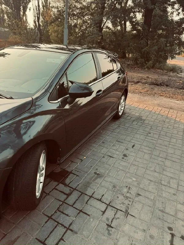 ✅Автомобиль: chevrolet cruze j400 ✅год: 2017 ✅пробег: 190 тыс. Км ✅объем: 1.4 t ✅цена: 1 100 000 руб. Торг ✅телефон: +79493146127 авто в отличном техническом состоянии - сел и поехал. На 180000км. Был заменен двигатель на новый! ( не восстановленный б\у). Двигатель прошел обкатку и пробег на нем менее 10000км. По лкп есть сколы/царапины. Красился перед. По ходовой все отлично, заменены тормозные диски/колодки, передние рычаги, рулевые наконечники. В авто установлены качественные линзы с led лампами, свет топ! Хорошая штатная мультимедия с carplay/андроидавто. Присутствуют кондиционер, парктроник, штатная камера заднего вида с динамическими линиями, датчик света, датчики давления в шинах, помощь при трогании в горку!черный потолок! Abs, tcs (отключаемая). Авто продается с зимней резиной и летней резиной.
📞 Звоните: +7(949)3146127 - фотография - 3
