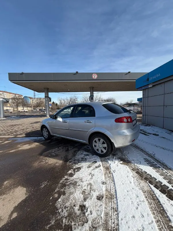 Продам chevrolet лачети 2005 года выпуска. Двигатель объемом 1.6. Механическая 5-ст. Кпп пробег 211 тыс. Км. Автомобиль в хорошем состоянии. Двигатель работает хорошо, не троит, не дымит. Подкапотное пространство сухое, никаких подтеков. Кпп работает хорошо. Подвеска мягкая. Приятный салон. Комплектация: гур, электромтеклоподьемники, кондиционер. Установлена сигнализация с центральным замком. Машинка на полном ходу. Автомобиль находится в г. Донецке. Цена 390 тыс. Рублей. Торг реальному покупателю. +79495339607, +79494458467. Тг для связи по этим номерам.
📲 Tg: @e_078_a
📞 Звоните: +7(949)5339607 - фотография - 2