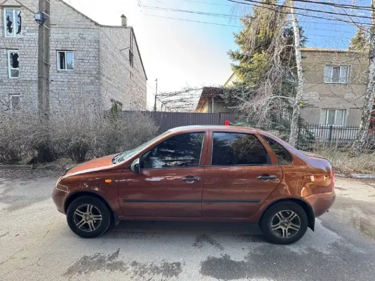 Продам ваз калина 1118 2010 года двигатель 1.6 кпп механика состояние отличное, автомобиль местный, не требует не каких вложений обслужена полностью заменены масла фильтра ремень грм помпа, новая выхлопная система, ходовая часть перебиралась , дно пороги стаканы все в идеально заводском состоянии , музыка центральный замок эльктро стеклоподъемники, с документами полный порядок тех осмотр готов к оформлению, цена 290.000 тел +79490908190 мариуполь - фотография - 4