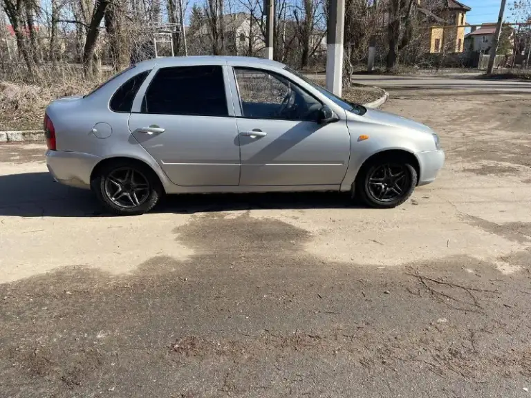 Продам ладу калину 2008 год,234000 пробег, цена 290 000 рублей, не гнилая, двигатель на отлично, коробка отлично. Комплектация: электроусилитель руля, центральный замок,2 стеклоподъемника, имеется музыка. Макеевка. Торг. +79493846283 - фотография - 4