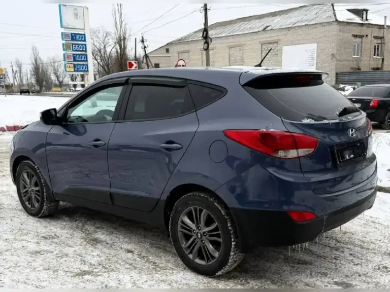 Продам hyundai ix35 (tucson)
2014Г.
Двигатель 2l бензин (150л. С. )
Полный привод 4х4.
Коробка автомат isin 6.
1 Владелец.
Зелёная автотека.

☎ +7949-634-22-65

Автомобиль в отличном состоянии!
Кузов без гнили и ржавчины. Без дтп. Стекла родные. Двигатель, коробка, техника, электрика все работает отлично, без вложений и проблем.
Обслуживался всегда у дилера, записи есть.
Чистый опрятный салон.

Комплектация: передние и боковые подушки безопасности, двух зонный климат контроль, штатная сенсорная мультимедиа с камерой заднего вида, полный электро пакет со складыванием зеркал, круиз контроль, мультируль, датчик света, датчик дождя, сигнализация, подогрев всех четырех сидений, блокировка приводов, помощь при спуске, анти блокировка тормозов, курсовая устойчивость и прочие элементы нужные в современном автомобиле. Всё работает.

Новые зимние шины r17, на отличных литых дисках.

С документами все в порядке.

💰🔥Цена: 1 млн. 290 тыс. Р
📞 🇷🇺 Звоните: +79496342265 - фотография - 3