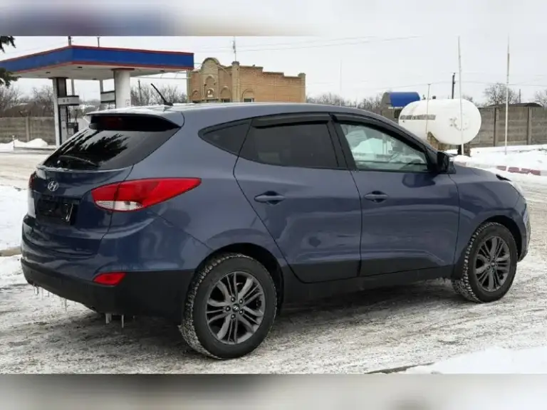Продам hyundai ix35 (tucson)
2014Г.
Двигатель 2l бензин (150л. С. )
Полный привод 4х4.
Коробка автомат isin 6.
1 Владелец.
Зелёная автотека.

☎ +7949-634-22-65

Автомобиль в отличном состоянии!
Кузов без гнили и ржавчины. Без дтп. Стекла родные. Двигатель, коробка, техника, электрика все работает отлично, без вложений и проблем.
Обслуживался всегда у дилера, записи есть.
Чистый опрятный салон.

Комплектация: передние и боковые подушки безопасности, двух зонный климат контроль, штатная сенсорная мультимедиа с камерой заднего вида, полный электро пакет со складыванием зеркал, круиз контроль, мультируль, датчик света, датчик дождя, сигнализация, подогрев всех четырех сидений, блокировка приводов, помощь при спуске, анти блокировка тормозов, курсовая устойчивость и прочие элементы нужные в современном автомобиле. Всё работает.

Новые зимние шины r17, на отличных литых дисках.

С документами все в порядке.

💰🔥Цена: 1 млн. 290 тыс. Р
📞 🇷🇺 Звоните: +79496342265 - фотография - 4