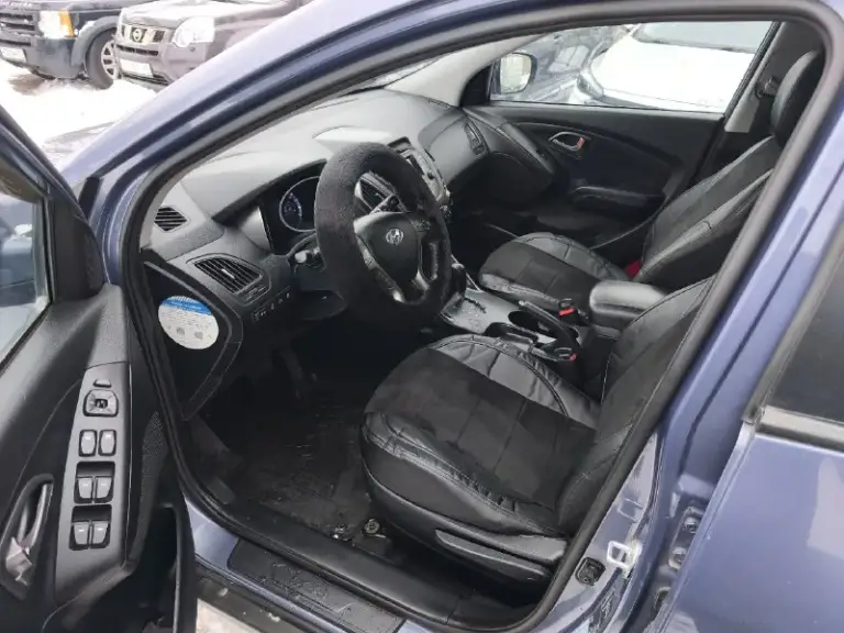 Продам hyundai ix35 (tucson)
2014Г.
Двигатель 2l бензин (150л. С. )
Полный привод 4х4.
Коробка автомат isin 6.
1 Владелец.
Зелёная автотека.

☎ +7949-634-22-65

Автомобиль в отличном состоянии!
Кузов без гнили и ржавчины. Без дтп. Стекла родные. Двигатель, коробка, техника, электрика все работает отлично, без вложений и проблем.
Обслуживался всегда у дилера, записи есть.
Чистый опрятный салон.

Комплектация: передние и боковые подушки безопасности, двух зонный климат контроль, штатная сенсорная мультимедиа с камерой заднего вида, полный электро пакет со складыванием зеркал, круиз контроль, мультируль, датчик света, датчик дождя, сигнализация, подогрев всех четырех сидений, блокировка приводов, помощь при спуске, анти блокировка тормозов, курсовая устойчивость и прочие элементы нужные в современном автомобиле. Всё работает.

Новые зимние шины r17, на отличных литых дисках.

С документами все в порядке.

💰🔥Цена: 1 млн. 290 тыс. Р
📞 🇷🇺 Звоните: +79496342265 - фотография - 5