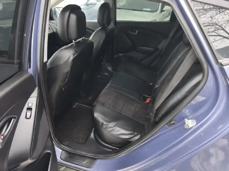 Продам hyundai ix35 (tucson)
2014Г.
Двигатель 2l бензин (150л. С. )
Полный привод 4х4.
Коробка автомат isin 6.
1 Владелец.
Зелёная автотека.

☎ +7949-634-22-65

Автомобиль в отличном состоянии!
Кузов без гнили и ржавчины. Без дтп. Стекла родные. Двигатель, коробка, техника, электрика все работает отлично, без вложений и проблем.
Обслуживался всегда у дилера, записи есть.
Чистый опрятный салон.

Комплектация: передние и боковые подушки безопасности, двух зонный климат контроль, штатная сенсорная мультимедиа с камерой заднего вида, полный электро пакет со складыванием зеркал, круиз контроль, мультируль, датчик света, датчик дождя, сигнализация, подогрев всех четырех сидений, блокировка приводов, помощь при спуске, анти блокировка тормозов, курсовая устойчивость и прочие элементы нужные в современном автомобиле. Всё работает.

Новые зимние шины r17, на отличных литых дисках.

С документами все в порядке.

💰🔥Цена: 1 млн. 290 тыс. Р
📞 🇷🇺 Звоните: +79496342265 - фотография - 6
