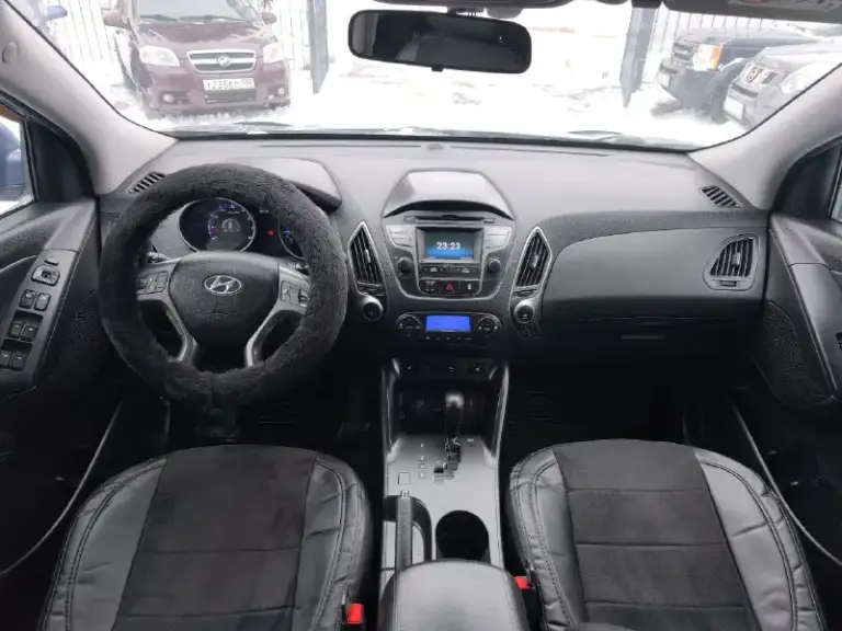 Продам hyundai ix35 (tucson)
2014Г.
Двигатель 2l бензин (150л. С. )
Полный привод 4х4.
Коробка автомат isin 6.
1 Владелец.
Зелёная автотека.

☎ +7949-634-22-65

Автомобиль в отличном состоянии!
Кузов без гнили и ржавчины. Без дтп. Стекла родные. Двигатель, коробка, техника, электрика все работает отлично, без вложений и проблем.
Обслуживался всегда у дилера, записи есть.
Чистый опрятный салон.

Комплектация: передние и боковые подушки безопасности, двух зонный климат контроль, штатная сенсорная мультимедиа с камерой заднего вида, полный электро пакет со складыванием зеркал, круиз контроль, мультируль, датчик света, датчик дождя, сигнализация, подогрев всех четырех сидений, блокировка приводов, помощь при спуске, анти блокировка тормозов, курсовая устойчивость и прочие элементы нужные в современном автомобиле. Всё работает.

Новые зимние шины r17, на отличных литых дисках.

С документами все в порядке.

💰🔥Цена: 1 млн. 290 тыс. Р
📞 🇷🇺 Звоните: +79496342265 - фотография - 7