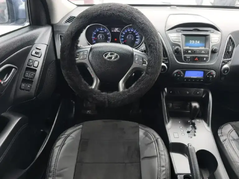 Продам hyundai ix35 (tucson)
2014Г.
Двигатель 2l бензин (150л. С. )
Полный привод 4х4.
Коробка автомат isin 6.
1 Владелец.
Зелёная автотека.

☎ +7949-634-22-65

Автомобиль в отличном состоянии!
Кузов без гнили и ржавчины. Без дтп. Стекла родные. Двигатель, коробка, техника, электрика все работает отлично, без вложений и проблем.
Обслуживался всегда у дилера, записи есть.
Чистый опрятный салон.

Комплектация: передние и боковые подушки безопасности, двух зонный климат контроль, штатная сенсорная мультимедиа с камерой заднего вида, полный электро пакет со складыванием зеркал, круиз контроль, мультируль, датчик света, датчик дождя, сигнализация, подогрев всех четырех сидений, блокировка приводов, помощь при спуске, анти блокировка тормозов, курсовая устойчивость и прочие элементы нужные в современном автомобиле. Всё работает.

Новые зимние шины r17, на отличных литых дисках.

С документами все в порядке.

💰🔥Цена: 1 млн. 290 тыс. Р
📞 🇷🇺 Звоните: +79496342265 - фотография - 8