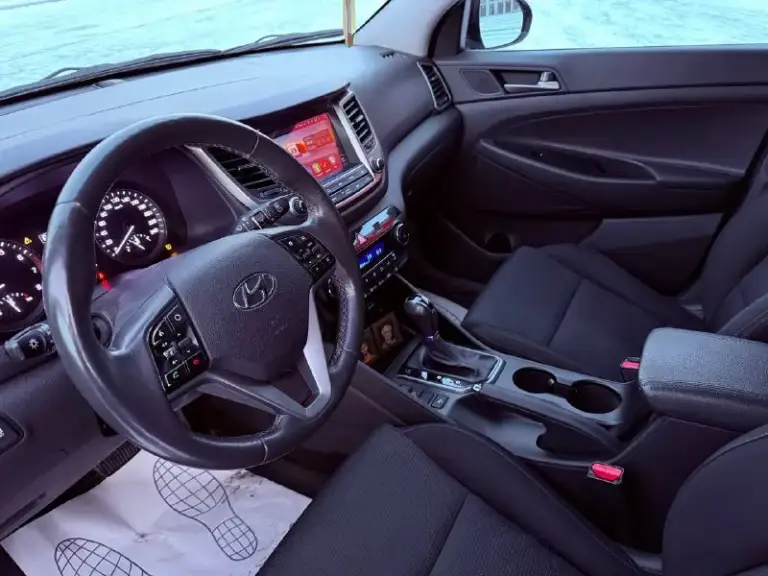 Hyundai tucson
2018Г бензин 2.0 автомат
Автомобиль весь в заводском окрасе!
Один собственник из самого автосалона!
Очень комфортный автомобиль!
Есть все для комфортного вождения!
Подогрев сидений передних и задних,
Подогрев руля,
Камера заднего вида,
Монитор андроид,
Парктроник,
Мульти руль,
Круиз-контроль,
Климат-контроль,
Авто свет,
Датчик дождя,
И многое другое….
Есть диагностическая карта в мрэо переоформление помогу!!!
Юридически автомобиль чист!!!
Цена 1,860₽срочно
Все вопросы по тел+79494681080
📞 Звоните: +7(949)4681080 - фотография - 9