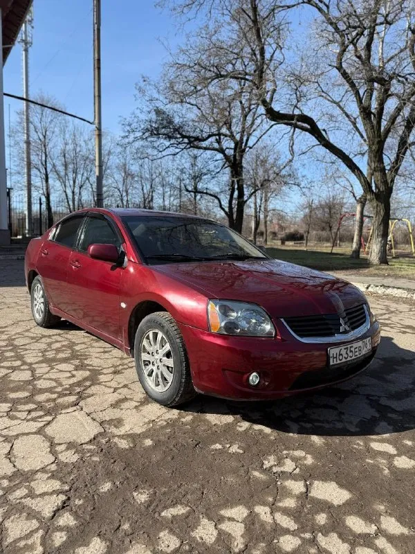 Продам mitsubishi galant 2007 года. Пробег 243000.
Двигатель 2.4. Газ/бензин коробка надёжная полноценный автомат, масло в двигателе и коробке поменяно. Автомобиль технически исправен, двигатель масло не жрёт от слова совсем, коробка работает в штатном режиме, заменена тормозная жидкость, антифриз, грм поменян 15000 назад, в прошлом году заменён компрессор кондиционера, промывка системы кондиционера, замена обоих радиаторов, стартера. Из недавнего:  практически новая передняя подвеска.
Заменены:
Передние пружины, опорные подшипники, наружные шруза, шаровые, тормозные диски и колодки, рулевые наконечники, рулевые тяги, тяги стабилизатора, втулки стабилизатора.
Печка греет хорошо, кондиционер холодит. Хороший свет, хорошая музыка с камерой заднего вида, регистратор, хорошая резина, кузов в хорошем состоянии для своих лет, пороги, днище в идеале, есть возрастная карозия на задних арках, не чего серьезного. Документы в полном порядке.
Цену вижу 620000 небольшой торг.
Возможен обмен.
Осмотр донецк
79493016365 - фотография - 2
