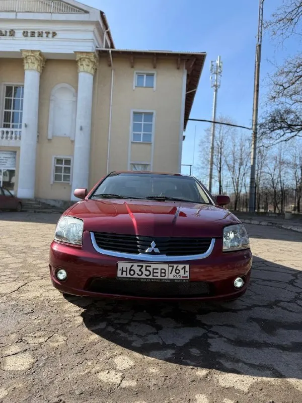 Продам mitsubishi galant 2007 года. Пробег 243000.
Двигатель 2.4. Газ/бензин коробка надёжная полноценный автомат, масло в двигателе и коробке поменяно. Автомобиль технически исправен, двигатель масло не жрёт от слова совсем, коробка работает в штатном режиме, заменена тормозная жидкость, антифриз, грм поменян 15000 назад, в прошлом году заменён компрессор кондиционера, промывка системы кондиционера, замена обоих радиаторов, стартера. Из недавнего:  практически новая передняя подвеска.
Заменены:
Передние пружины, опорные подшипники, наружные шруза, шаровые, тормозные диски и колодки, рулевые наконечники, рулевые тяги, тяги стабилизатора, втулки стабилизатора.
Печка греет хорошо, кондиционер холодит. Хороший свет, хорошая музыка с камерой заднего вида, регистратор, хорошая резина, кузов в хорошем состоянии для своих лет, пороги, днище в идеале, есть возрастная карозия на задних арках, не чего серьезного. Документы в полном порядке.
Цену вижу 620000 небольшой торг.
Возможен обмен.
Осмотр донецк
79493016365 - фотография - 3