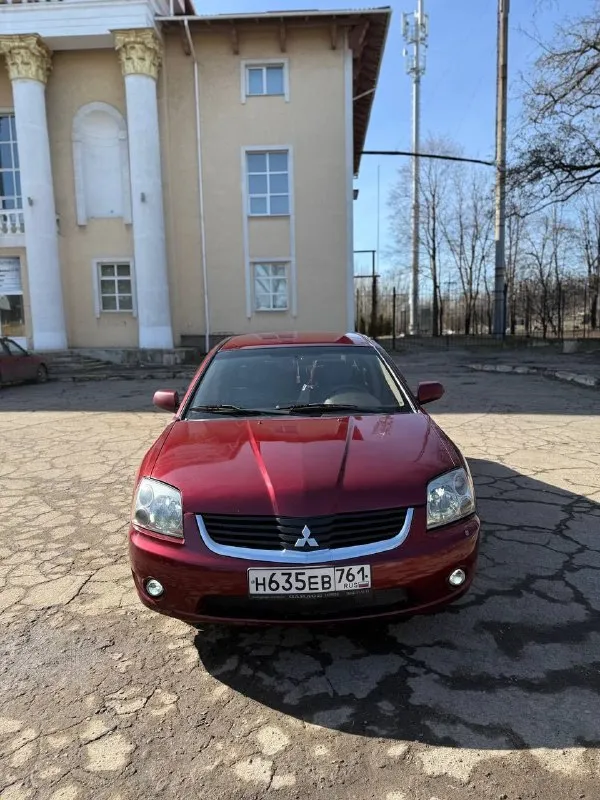 Продам mitsubishi galant 2007 года. Пробег 243000.
Двигатель 2.4. Газ/бензин коробка надёжная полноценный автомат, масло в двигателе и коробке поменяно. Автомобиль технически исправен, двигатель масло не жрёт от слова совсем, коробка работает в штатном режиме, заменена тормозная жидкость, антифриз, грм поменян 15000 назад, в прошлом году заменён компрессор кондиционера, промывка системы кондиционера, замена обоих радиаторов, стартера. Из недавнего:  практически новая передняя подвеска.
Заменены:
Передние пружины, опорные подшипники, наружные шруза, шаровые, тормозные диски и колодки, рулевые наконечники, рулевые тяги, тяги стабилизатора, втулки стабилизатора.
Печка греет хорошо, кондиционер холодит. Хороший свет, хорошая музыка с камерой заднего вида, регистратор, хорошая резина, кузов в хорошем состоянии для своих лет, пороги, днище в идеале, есть возрастная карозия на задних арках, не чего серьезного. Документы в полном порядке.
Цену вижу 620000 небольшой торг.
Возможен обмен.
Осмотр донецк
79493016365 - фотография - 4