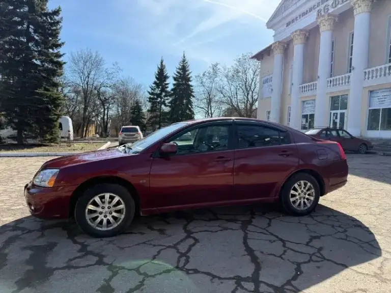 Продам mitsubishi galant 2007 года. Пробег 243000.
Двигатель 2.4. Газ/бензин коробка надёжная полноценный автомат, масло в двигателе и коробке поменяно. Автомобиль технически исправен, двигатель масло не жрёт от слова совсем, коробка работает в штатном режиме, заменена тормозная жидкость, антифриз, грм поменян 15000 назад, в прошлом году заменён компрессор кондиционера, промывка системы кондиционера, замена обоих радиаторов, стартера. Из недавнего:  практически новая передняя подвеска.
Заменены:
Передние пружины, опорные подшипники, наружные шруза, шаровые, тормозные диски и колодки, рулевые наконечники, рулевые тяги, тяги стабилизатора, втулки стабилизатора.
Печка греет хорошо, кондиционер холодит. Хороший свет, хорошая музыка с камерой заднего вида, регистратор, хорошая резина, кузов в хорошем состоянии для своих лет, пороги, днище в идеале, есть возрастная карозия на задних арках, не чего серьезного. Документы в полном порядке.
Цену вижу 620000 небольшой торг.
Возможен обмен.
Осмотр донецк
79493016365 - фотография - 5