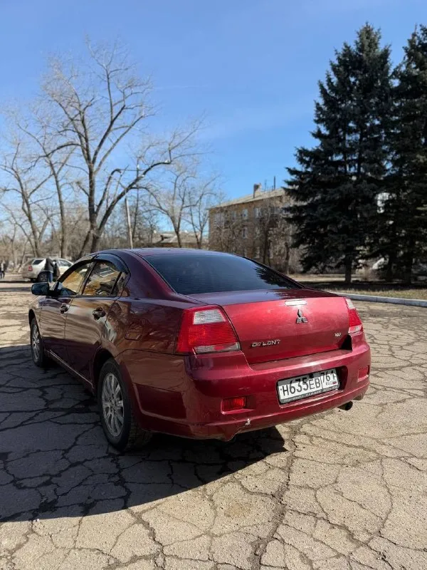 Продам mitsubishi galant 2007 года. Пробег 243000.
Двигатель 2.4. Газ/бензин коробка надёжная полноценный автомат, масло в двигателе и коробке поменяно. Автомобиль технически исправен, двигатель масло не жрёт от слова совсем, коробка работает в штатном режиме, заменена тормозная жидкость, антифриз, грм поменян 15000 назад, в прошлом году заменён компрессор кондиционера, промывка системы кондиционера, замена обоих радиаторов, стартера. Из недавнего:  практически новая передняя подвеска.
Заменены:
Передние пружины, опорные подшипники, наружные шруза, шаровые, тормозные диски и колодки, рулевые наконечники, рулевые тяги, тяги стабилизатора, втулки стабилизатора.
Печка греет хорошо, кондиционер холодит. Хороший свет, хорошая музыка с камерой заднего вида, регистратор, хорошая резина, кузов в хорошем состоянии для своих лет, пороги, днище в идеале, есть возрастная карозия на задних арках, не чего серьезного. Документы в полном порядке.
Цену вижу 620000 небольшой торг.
Возможен обмен.
Осмотр донецк
79493016365 - фотография - 6