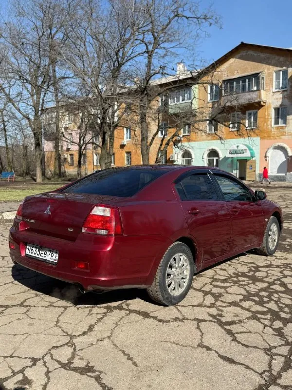 Продам mitsubishi galant 2007 года. Пробег 243000.
Двигатель 2.4. Газ/бензин коробка надёжная полноценный автомат, масло в двигателе и коробке поменяно. Автомобиль технически исправен, двигатель масло не жрёт от слова совсем, коробка работает в штатном режиме, заменена тормозная жидкость, антифриз, грм поменян 15000 назад, в прошлом году заменён компрессор кондиционера, промывка системы кондиционера, замена обоих радиаторов, стартера. Из недавнего:  практически новая передняя подвеска.
Заменены:
Передние пружины, опорные подшипники, наружные шруза, шаровые, тормозные диски и колодки, рулевые наконечники, рулевые тяги, тяги стабилизатора, втулки стабилизатора.
Печка греет хорошо, кондиционер холодит. Хороший свет, хорошая музыка с камерой заднего вида, регистратор, хорошая резина, кузов в хорошем состоянии для своих лет, пороги, днище в идеале, есть возрастная карозия на задних арках, не чего серьезного. Документы в полном порядке.
Цену вижу 620000 небольшой торг.
Возможен обмен.
Осмотр донецк
79493016365 - фотография - 7