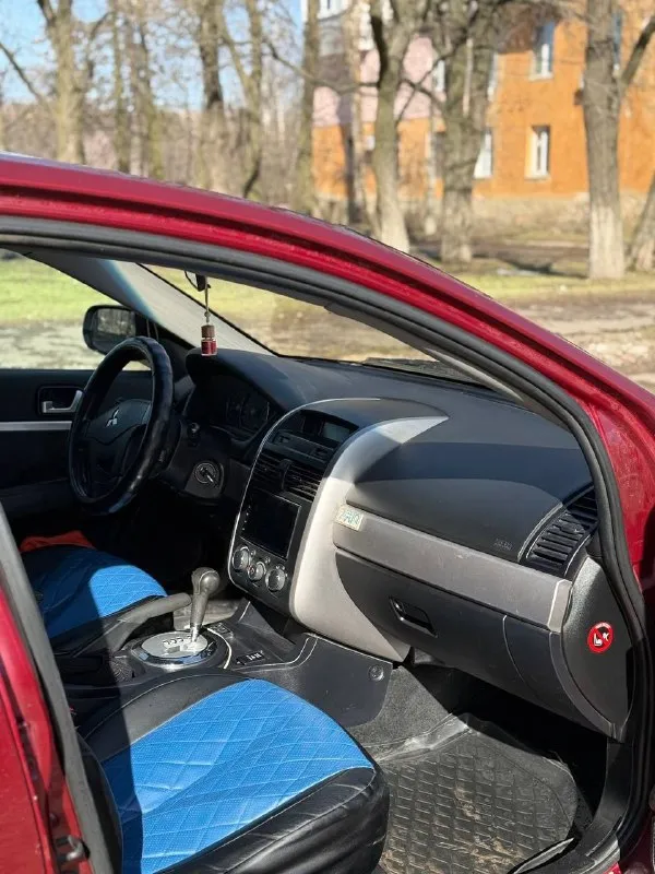 Продам mitsubishi galant 2007 года. Пробег 243000.
Двигатель 2.4. Газ/бензин коробка надёжная полноценный автомат, масло в двигателе и коробке поменяно. Автомобиль технически исправен, двигатель масло не жрёт от слова совсем, коробка работает в штатном режиме, заменена тормозная жидкость, антифриз, грм поменян 15000 назад, в прошлом году заменён компрессор кондиционера, промывка системы кондиционера, замена обоих радиаторов, стартера. Из недавнего:  практически новая передняя подвеска.
Заменены:
Передние пружины, опорные подшипники, наружные шруза, шаровые, тормозные диски и колодки, рулевые наконечники, рулевые тяги, тяги стабилизатора, втулки стабилизатора.
Печка греет хорошо, кондиционер холодит. Хороший свет, хорошая музыка с камерой заднего вида, регистратор, хорошая резина, кузов в хорошем состоянии для своих лет, пороги, днище в идеале, есть возрастная карозия на задних арках, не чего серьезного. Документы в полном порядке.
Цену вижу 620000 небольшой торг.
Возможен обмен.
Осмотр донецк
79493016365 - фотография - 9
