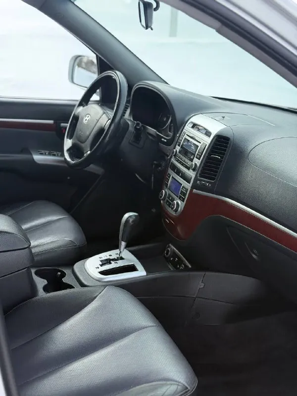 Hyundai santa fe, 2.7 л (190 л. С) 4wd. Двигатель - (g6ea) считается лучшим в линейке, работает идеально, едва слышно, масло свежее, комплект грм с помпой заменён в ноябре 2025г. Автомат переключает отлично, никаких толчков, пинков и пробуксовок, частичная замена масла произведена в сентябре месяце. Ходовая часть обслуживалась в конце декабря, нареканий нет. Техосмотр пройден. Авто готово к оформлению.

Оригинальный птс. Автотека зелёная. Без дтп. Родной окрас кузова. Гнили, ржавчины - нету. Днище, пороги и арки - целые. Остекление заводское включая лобовое стекло. Резины два комплекта. Я собственник, автомобиль на местном учёте (180 регион) свежий техосмотр в подарок. Торги исключены.

Цена : 950,000 рублей.

Территориально находится в г макеевка (центр)

Контакты : +7 (949) 363-52-68 - фотография - 10