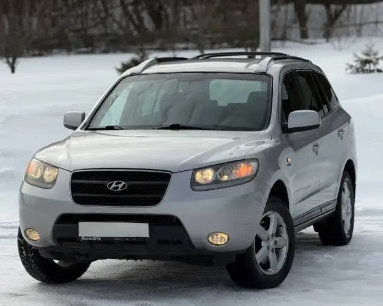 Hyundai santa fe, 2.7 л (190 л. С) 4wd. Двигатель - (g6ea) считается лучшим в линейке, работает идеально, едва слышно, масло свежее, комплект грм с помпой заменён в ноябре 2025г. Автомат переключает отлично, никаких толчков, пинков и пробуксовок, частичная замена масла произведена в сентябре месяце. Ходовая часть обслуживалась в конце декабря, нареканий нет. Техосмотр пройден. Авто готово к оформлению.

Оригинальный птс. Автотека зелёная. Без дтп. Родной окрас кузова. Гнили, ржавчины - нету. Днище, пороги и арки - целые. Остекление заводское включая лобовое стекло. Резины два комплекта. Я собственник, автомобиль на местном учёте (180 регион) свежий техосмотр в подарок. Торги исключены.

Цена : 950,000 рублей.

Территориально находится в г макеевка (центр)

Контакты : +7 (949) 363-52-68 - фотография - 2