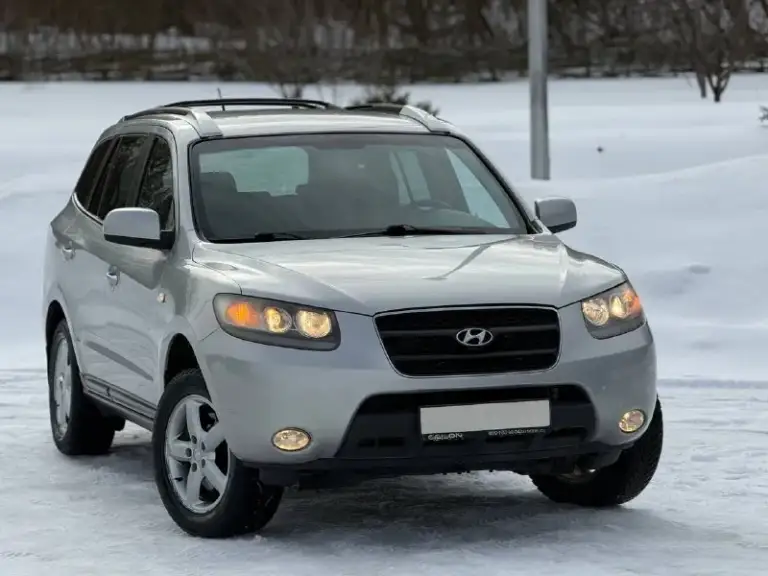 Hyundai santa fe, 2.7 л (190 л. С) 4wd. Двигатель - (g6ea) считается лучшим в линейке, работает идеально, едва слышно, масло свежее, комплект грм с помпой заменён в ноябре 2025г. Автомат переключает отлично, никаких толчков, пинков и пробуксовок, частичная замена масла произведена в сентябре месяце. Ходовая часть обслуживалась в конце декабря, нареканий нет. Техосмотр пройден. Авто готово к оформлению.

Оригинальный птс. Автотека зелёная. Без дтп. Родной окрас кузова. Гнили, ржавчины - нету. Днище, пороги и арки - целые. Остекление заводское включая лобовое стекло. Резины два комплекта. Я собственник, автомобиль на местном учёте (180 регион) свежий техосмотр в подарок. Торги исключены.

Цена : 950,000 рублей.

Территориально находится в г макеевка (центр)

Контакты : +7 (949) 363-52-68 - фотография - 6